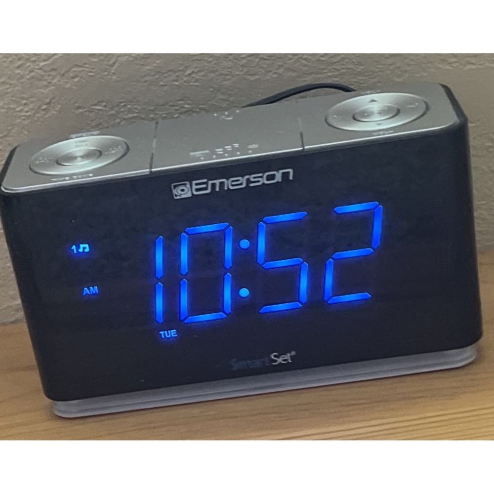Emerson BLUETOOTH Digital Alarm Clock FM Radio DUAL ALARMS USB Charge CK51507